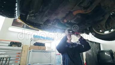 汽车维修用汽车维修车库内的汽车，阳光背光-滑块镜头